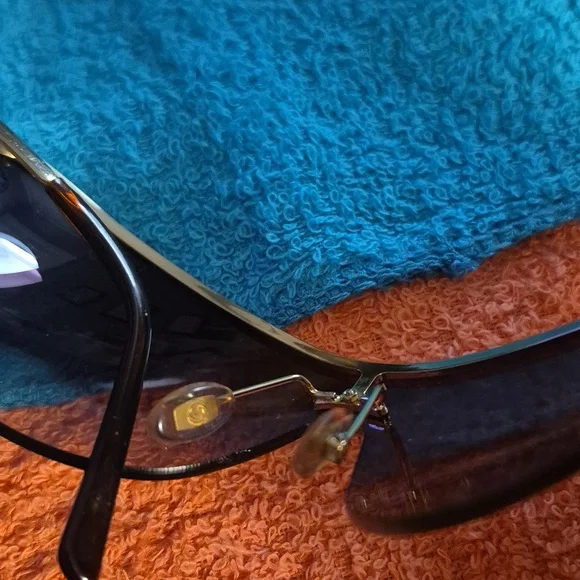 Gucci Black and Gold Sunglasses ! Free Case + Cloth - Picture 7 of 14